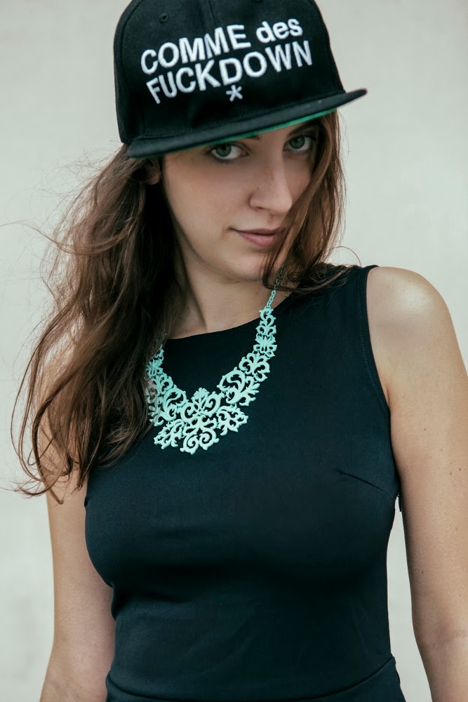 Tatiana Biggi - Tati loves pearls - outfit - Simone Primo photography - lbd - black - comme des fuckdown